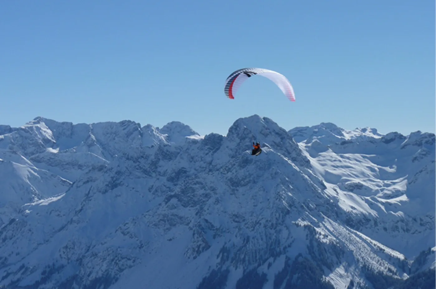 Parapente sobre el valle — Luchon