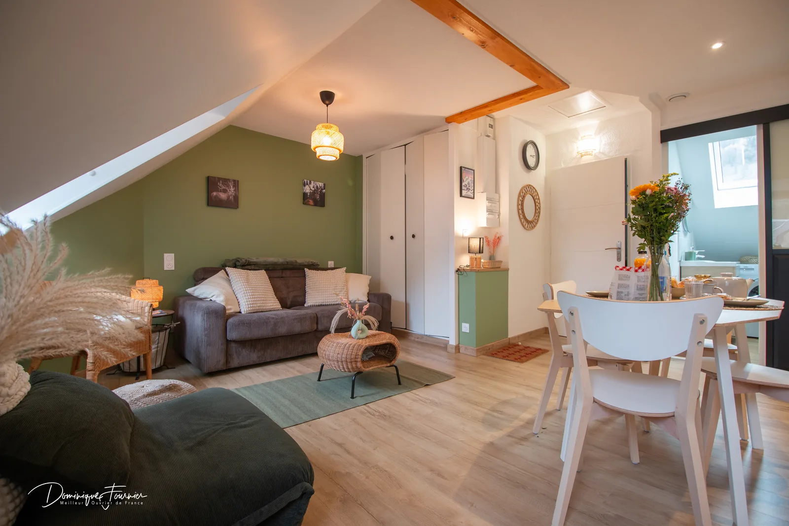 Salon et coin repas de L'Échappée Verte
