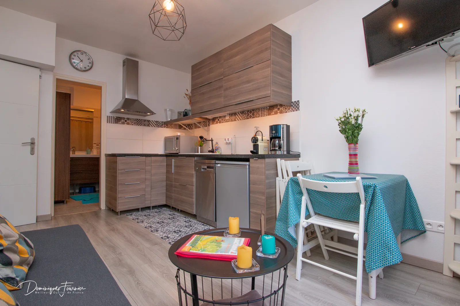 Coin repas et salon avec vue sur Luchon