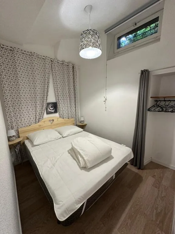 Chambre avec lit double du Refuge Thermal