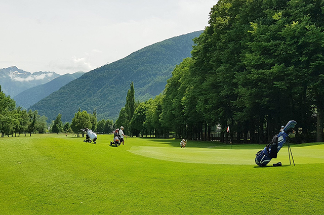 Cette image représente l'une des activités à faire à Luchon : le golf