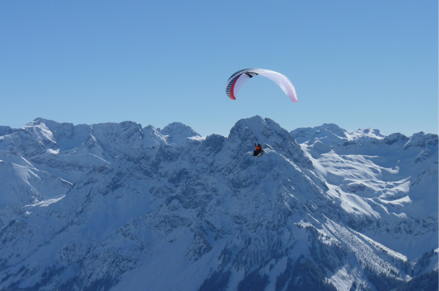 Cette image représente l'une des activités à faire à Luchon : le parapente